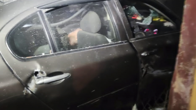 1辆宝腾Persona轿车失控撞入高巴三万旁店屋内，30岁华青司机被夹重伤，获救后送院救治。